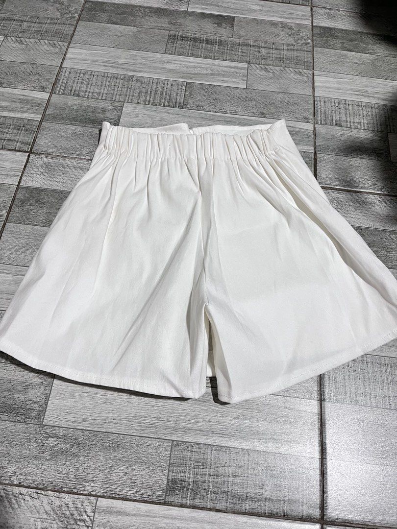 White Skort Shorts (Category: Shorts) located in Taguig. Submitted by ls_ln (Listing ID 1414157686, Image 3). Description: SALE!! ✨ - Size: 26 - White skort shorts - High-waisted design - Features pleats - Skirt-like appearance from the front - Lightweight material - Ideal for warm weather - Solid white color.
