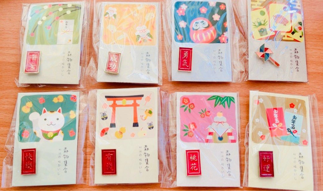 獨家💝限量現貨💮祝福文字御守襟章 平安 健康 快樂 成功 賀年裝飾 和風 招財貓公仔 新年飾物 開運飾物 手作飾物 學業御守 戀愛御守 健康御守 家居佈置裝飾 新年佈置 風水生肖 新年禮物 賀年禮品 LUCKY NEW YEAR ACCESSORY CHINESE STYLE LUNAR LUCKY CHARM NEW YEAR DECORATIONS GIFT （分類：吊飾）位於 Hong Kong。 由 swroom 提交（商品編號 1414355390，圖片 4）。簡介： 💖$50個，$90兩個，全新 🎁節日銷情迅速請早訂購，售完即止‼️ 🛍更多卡通精品玩具FOLLOW US ： carousell.com/swroom 📥INBOX 購買請提供以下資料 ： ▫️付款方式 : PAYME / FPS / ALIPAYHK ▫️郵寄方式： 📮 $5 up 本地平郵 ( 一般情況 2-3 工作天寄出 ) 📦 SF順豐到付 ( 一般情況 1-2 工作天寄出 ) ❌ 不設面