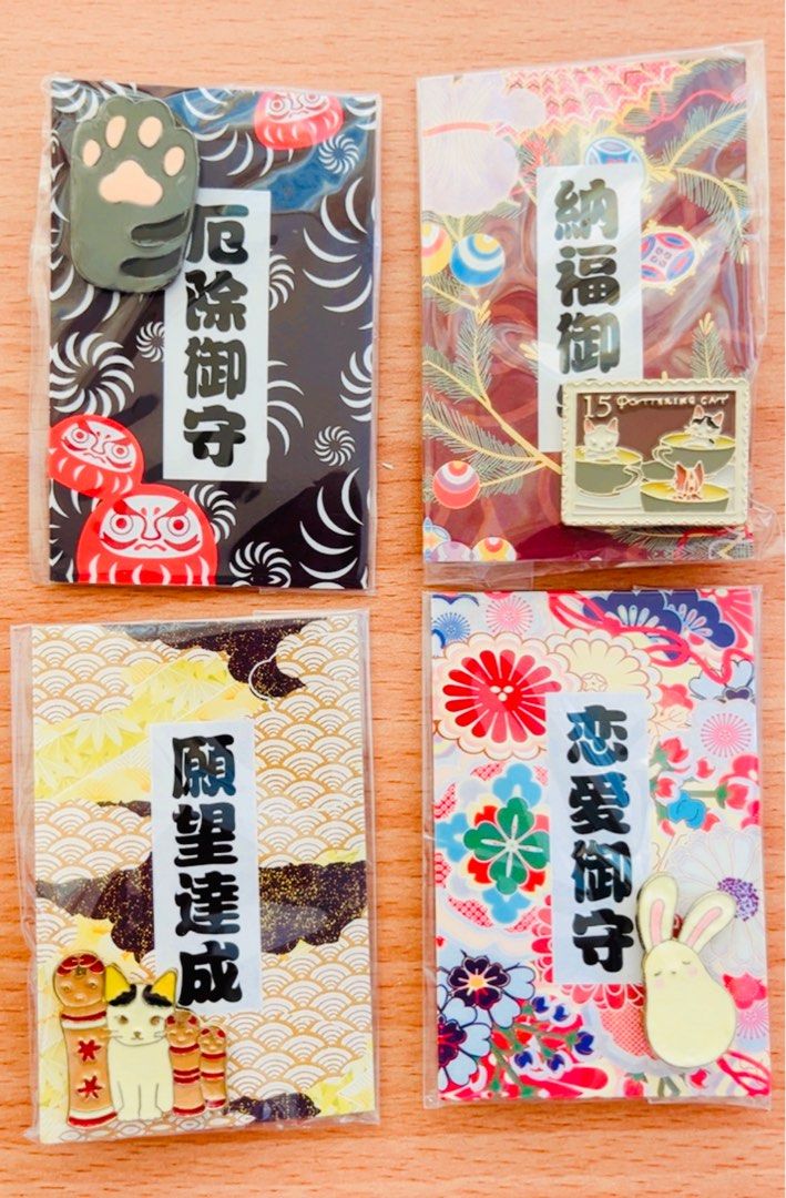 獨家💝限量現貨💮祝福御守襟章 🐰兔仔公仔 🐱貓仔公仔 達摩公仔 賀年裝飾 和風 新年飾物 開運飾物 手作飾物 學業御守 戀愛御守 健康御守 家居佈置裝飾 新年佈置 風水生肖 新年禮物 賀年禮品 LUCKY NEW YEAR ACCESSORY CHINESE STYLE LUNAR LUCKY CHARM NEW YEAR DECORATIONS GIFT （分類：吊飾）位於 Hong Kong。 由 swroom 提交（商品編號 1414339286，圖片 1）。簡介： 💖$50個，$90 兩個，全新 🎁節日銷情迅速請早訂購，售完即止‼️ 🛍更多卡通精品玩具FOLLOW US ： carousell.com/swroom 📥INBOX 購買請提供以下資料 ： ▫️付款方式 : PAYME / FPS / ALIPAYHK ▫️郵寄方式： 📮 $5 up 本地平郵 ( 一般情況 2-3 工作天寄出 ) 📦 SF順豐到付 ( 一般情況 1-2 工作天寄出 ) ❌ 不設面