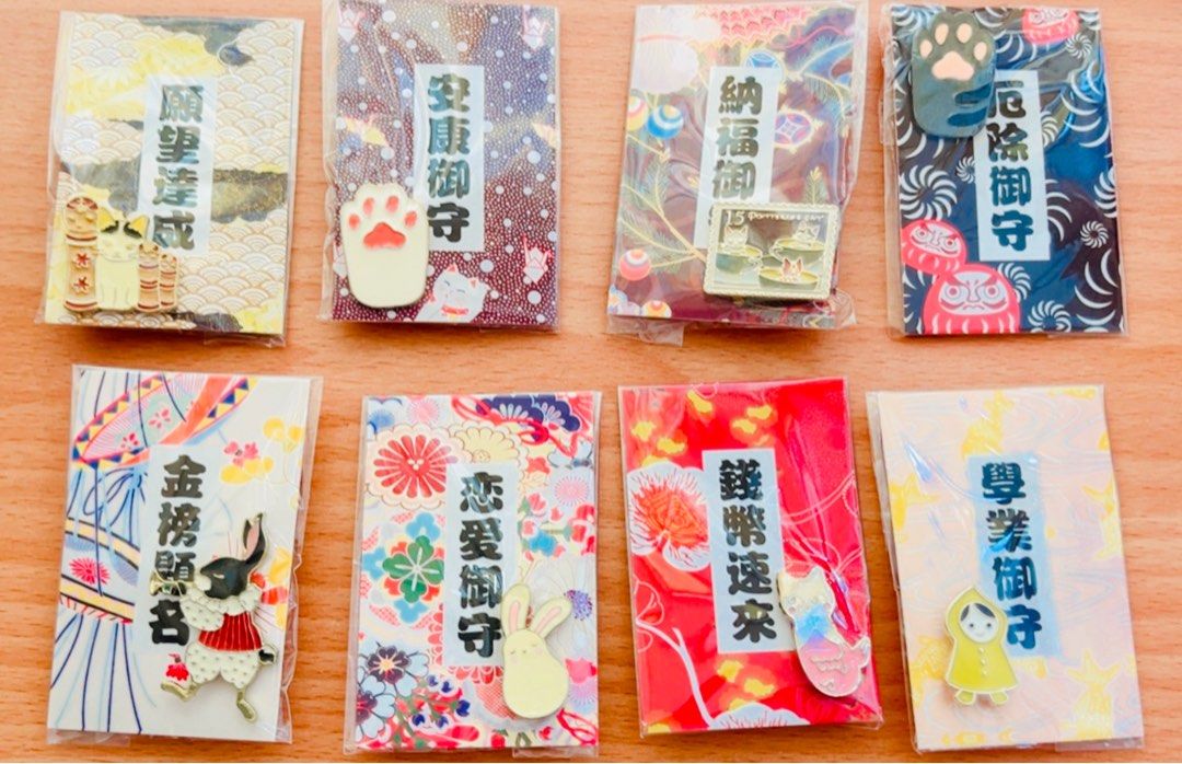 獨家💝限量現貨💮祝福御守襟章 🐰兔仔公仔 🐱貓仔公仔 達摩公仔 賀年裝飾 和風 新年飾物 開運飾物 手作飾物 學業御守 戀愛御守 健康御守 家居佈置裝飾 新年佈置 風水生肖 新年禮物 賀年禮品 LUCKY NEW YEAR ACCESSORY CHINESE STYLE LUNAR LUCKY CHARM NEW YEAR DECORATIONS GIFT （分類：吊飾）位於 Hong Kong。 由 swroom 提交（商品編號 1414339286，圖片 4）。簡介： 💖$50個，$90 兩個，全新 🎁節日銷情迅速請早訂購，售完即止‼️ 🛍更多卡通精品玩具FOLLOW US ： carousell.com/swroom 📥INBOX 購買請提供以下資料 ： ▫️付款方式 : PAYME / FPS / ALIPAYHK ▫️郵寄方式： 📮 $5 up 本地平郵 ( 一般情況 2-3 工作天寄出 ) 📦 SF順豐到付 ( 一般情況 1-2 工作天寄出 ) ❌ 不設面