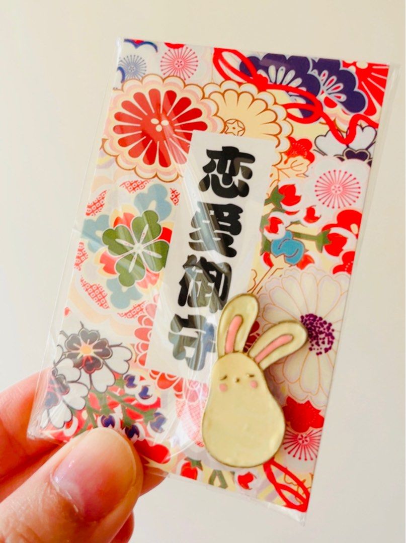 獨家💝限量現貨💮祝福御守襟章 🐰兔仔公仔 🐱貓仔公仔 達摩公仔 賀年裝飾 和風 新年飾物 開運飾物 手作飾物 學業御守 戀愛御守 健康御守 家居佈置裝飾 新年佈置 風水生肖 新年禮物 賀年禮品 LUCKY NEW YEAR ACCESSORY CHINESE STYLE LUNAR LUCKY CHARM NEW YEAR DECORATIONS GIFT （分類：吊飾）位於 Hong Kong。 由 swroom 提交（商品編號 1414339286，圖片 2）。簡介： 💖$50個，$90 兩個，全新 🎁節日銷情迅速請早訂購，售完即止‼️ 🛍更多卡通精品玩具FOLLOW US ： carousell.com/swroom 📥INBOX 購買請提供以下資料 ： ▫️付款方式 : PAYME / FPS / ALIPAYHK ▫️郵寄方式： 📮 $5 up 本地平郵 ( 一般情況 2-3 工作天寄出 ) 📦 SF順豐到付 ( 一般情況 1-2 工作天寄出 ) ❌ 不設面
