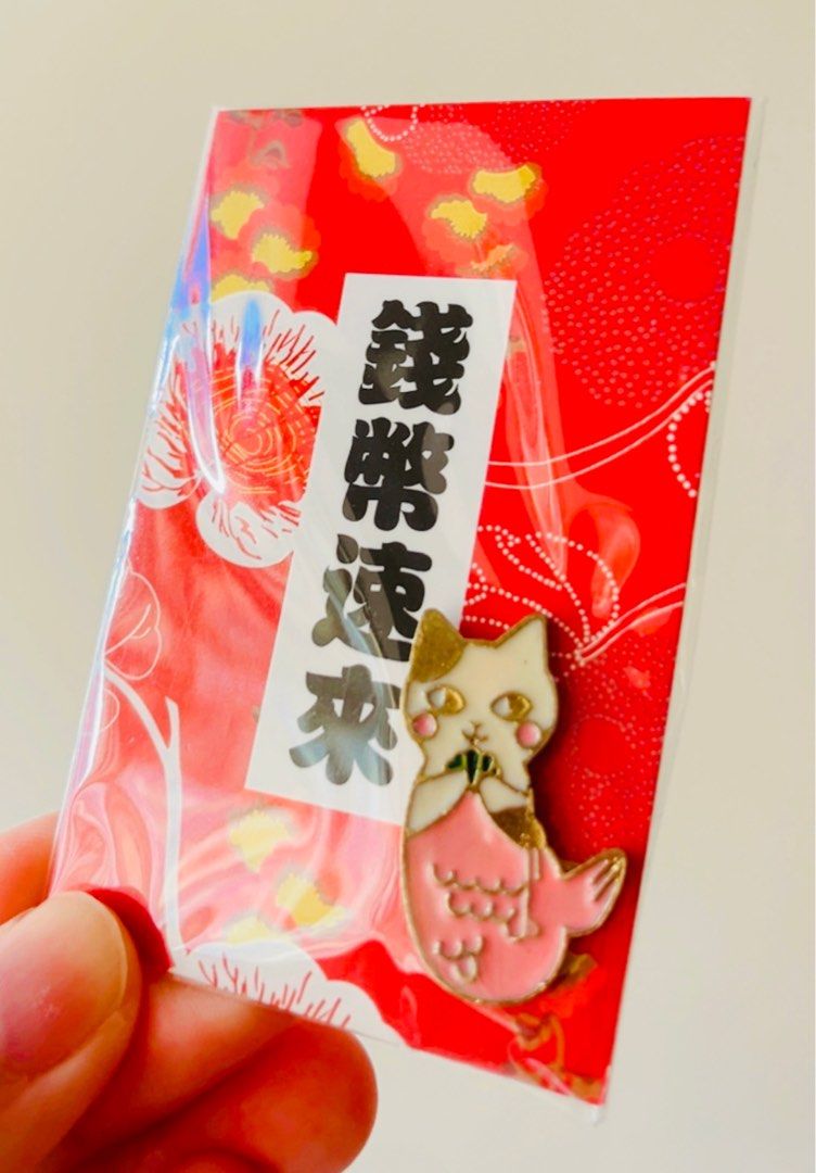 獨家💝限量現貨💮開運祝福御守襟章 🐰兔仔公仔 🐱貓仔公仔 賀年裝飾 和風 新年飾物 開運飾物 手作飾物 學業御守 戀愛御守 健康御守 家居佈置裝飾 新年佈置 風水生肖 新年禮物 賀年禮品 珍藏收藏品 LUCKY NEW YEAR ACCESSORY CHINESE STYLE LUNAR LUCKY CHARM NEW YEAR DECORATIONS GIFT （分類：其他飾物）位於 Hong Kong。 由 swroom 提交（商品編號 1414338056，圖片 2）。簡介： 💖$50個，$90 兩個，全新 🎁節日銷情迅速請早訂購，售完即止‼️ 🛍更多卡通精品玩具FOLLOW US ： carousell.com/swroom 📥INBOX 購買請提供以下資料 ： ▫️付款方式 : PAYME / FPS / ALIPAYHK ▫️郵寄方式： 📮 $5 up 本地平郵 ( 一般情況 2-3 工作天寄出 ) 📦 SF順豐到付 ( 一般情況 1-2 工作天寄出 ) 