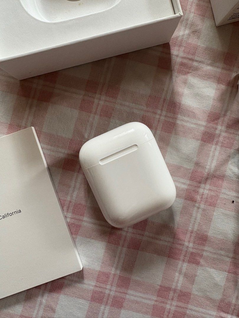 Apple AirPods w/ lightning cable (Category: Earphones) located in Las Pinas. Submitted by samanthaqui (Listing ID 1414261692, Image 3). Description: Well used but still working :) .