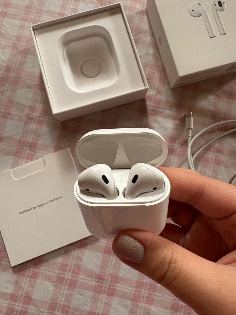 Apple AirPods w/ lightning cable (Category: Earphones) located in Las Pinas. Submitted by samanthaqui (Listing ID 1414261692, Image 2). Description: Well used but still working :) .