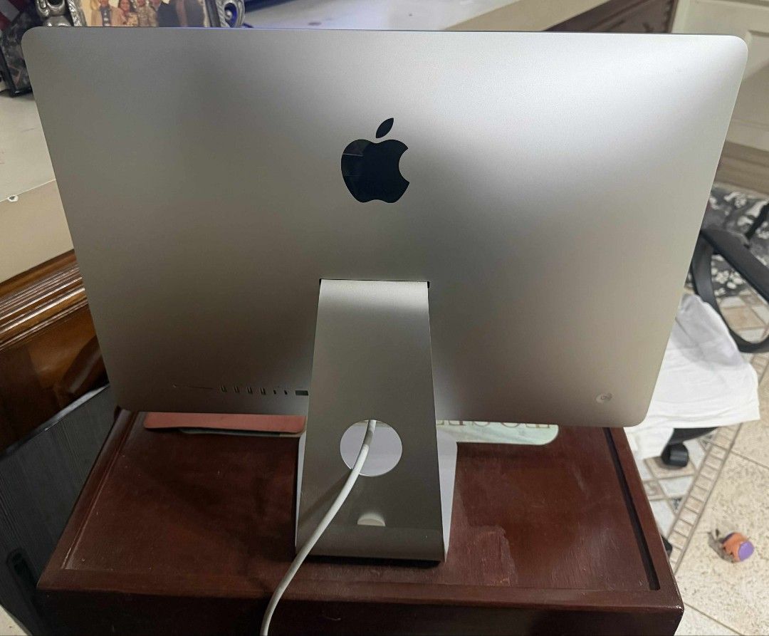 Apple iMac 21.5 -inch (2020) with Accessories (Category: Desktops) located in Cavite. Submitted by kiwi870510 (Listing ID 1414321560, Image 2). Description: Apple iMac 27-inch (2020) with Retina 5K display. Includes an Apple Magic Mouse and Apple keyboard. It has an Intel Core i5 processor, 8GB RAM, and a 256GB SSD. The operating system is macOS Ventura 13.7.8. The iMac has a 27-inch display with a resolution of 5120x2880..