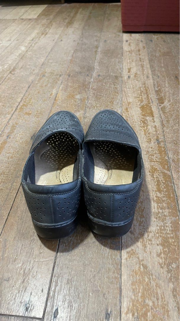 Clarks Collection Black Slip-on Shoes (Category: Loafers) located in Quezon City. Submitted by pennythot (Listing ID 1414287269, Image 2). Description: - Clarks Collection black slip-on shoes - Perfect for office wear - Size: UK 6.5, US 9, EUR 40 - Signs of wear present Each pair is PHP 1000 (price negotiable) RFS: Unloading.