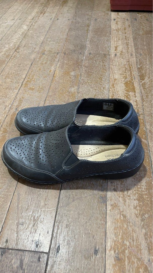 Clarks Collection Black Slip-on Shoes (Category: Loafers) located in Quezon City. Submitted by pennythot (Listing ID 1414287269, Image 3). Description: - Clarks Collection black slip-on shoes - Perfect for office wear - Size: UK 6.5, US 9, EUR 40 - Signs of wear present Each pair is PHP 1000 (price negotiable) RFS: Unloading.