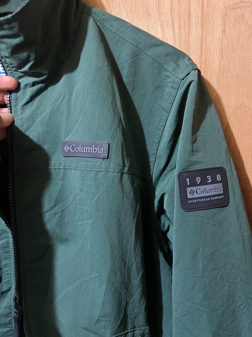 Columbia jacket (Category: Coats, Jackets and Outerwear) located in Cebu City. Submitted by mark24anth29233 (Listing ID 1414371357, Image 2). Description: Water resistant Size: Medium 22x26 Excellent condi No issue.