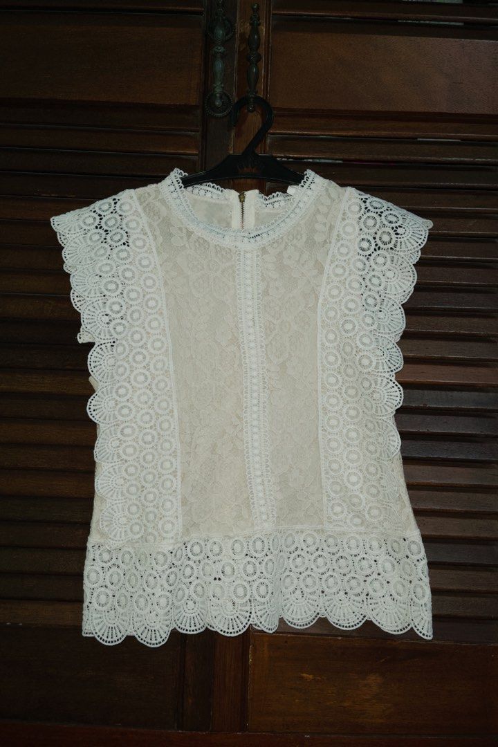 Cream White Lace Top Free Size (Category: Sleeveless) located in Quezon City. Submitted by dietmountaindew_00 (Listing ID 1414351172, Image 1). Description: - Cream/off white lace top - High neckline - Intricate lace detailing - Zipper closure at the back - Suitable for special occasions - Not Zara, H&M, Mango, Bershka, Stradivarius, Brandy Melville.