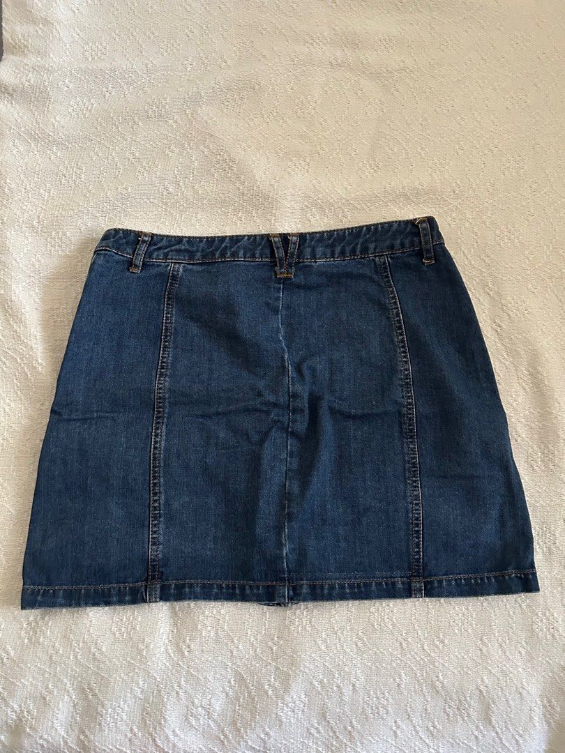 Estradivarius Skirt (Category: Skirts) located in Batangas. Submitted by dusclutter (Listing ID 1414303910, Image 2). Description: Barely used No issues/signs of usage RFS: decluttering, moving places Loc: Sto tomas, Batangas MOP: Gcash Shipping c/o buyer via J&T .
