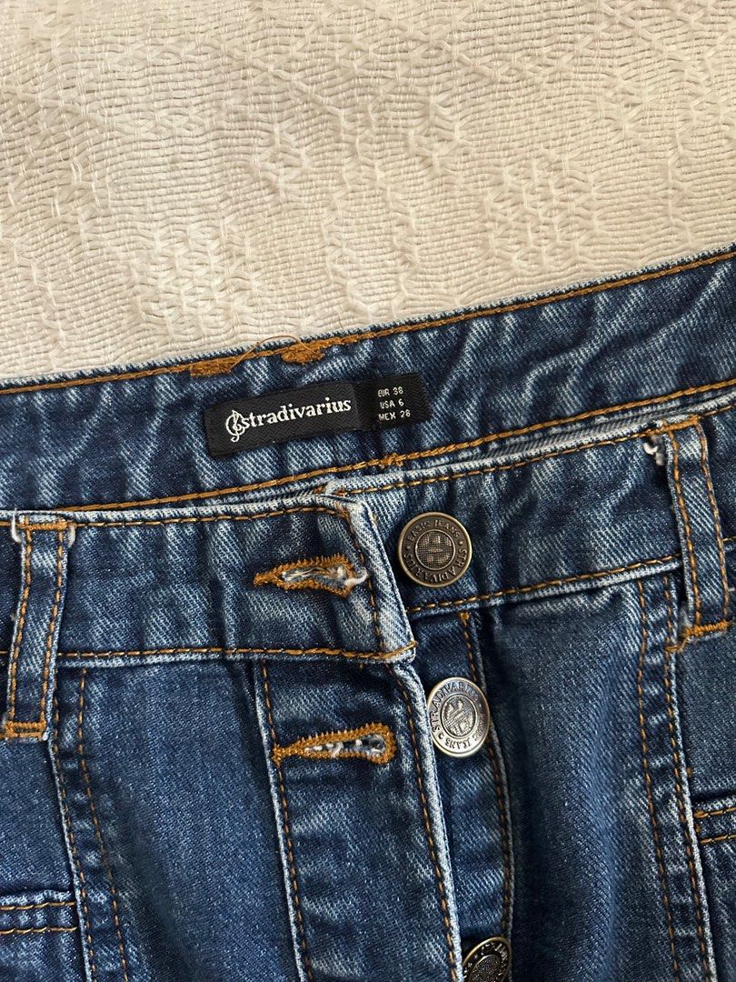 Estradivarius Skirt (Category: Skirts) located in Batangas. Submitted by dusclutter (Listing ID 1414303910, Image 3). Description: Barely used No issues/signs of usage RFS: decluttering, moving places Loc: Sto tomas, Batangas MOP: Gcash Shipping c/o buyer via J&T .