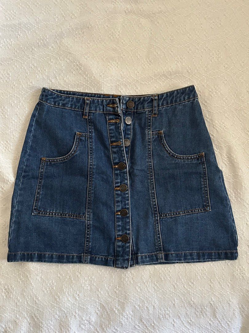 Estradivarius Skirt (Category: Skirts) located in Batangas. Submitted by dusclutter (Listing ID 1414303910, Image 1). Description: Barely used No issues/signs of usage RFS: decluttering, moving places Loc: Sto tomas, Batangas MOP: Gcash Shipping c/o buyer via J&T .