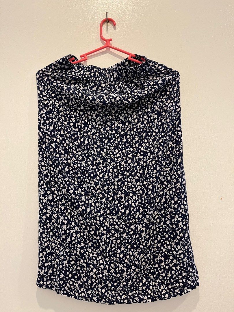 Floral Print Skirt (Category: Skirts) located in Antipolo. Submitted by _gellavctrn (Listing ID 1414317733, Image 2). Description: - Navy blue skirt with white floral pattern - High-waisted design - Features a front slit - Made from lightweight fabric - Ideal for warm weather - Can be dressed up or down.