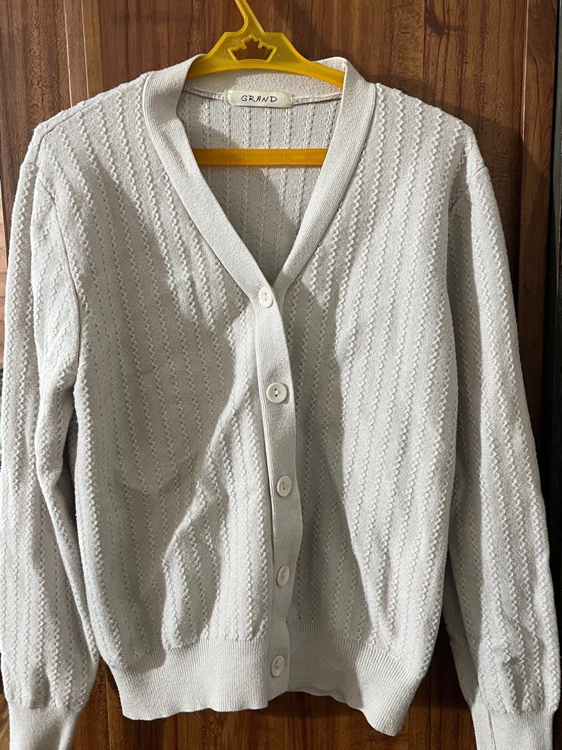 Gray Cardigan (Category: Coats, Jackets and Outerwear) located in Manila. Submitted by hellotrish (Listing ID 1414421544, Image 1). Description: No issue Gray S - M size.