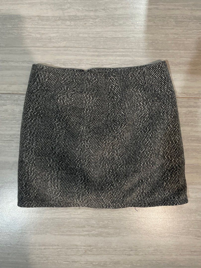 Gray Mini Skirt (Category: Skirts) located in Quezon City. Submitted by jackiedc (Listing ID 1414322303, Image 1). Description: 24 inches waist.