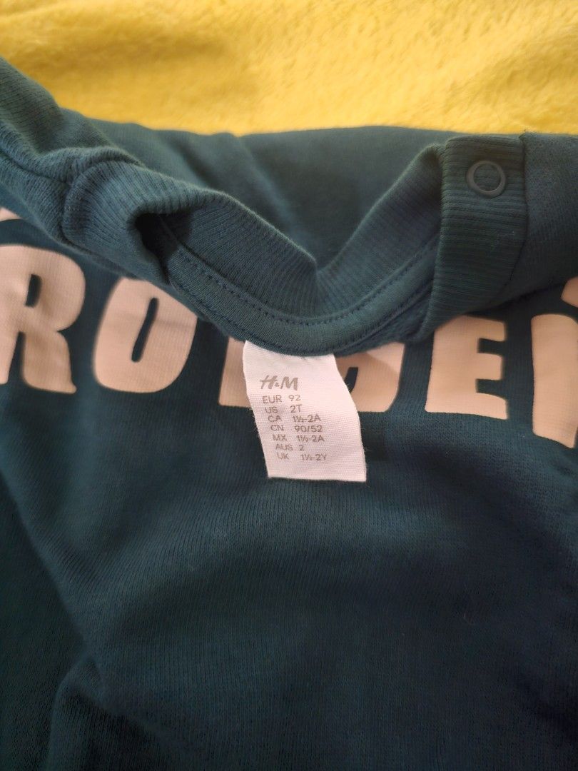 H&M The Best Brother Sweatshirt (Category: Babies & Kids Fashion) located in Manila. Submitted by kpayum (Listing ID 1414327639, Image 3). Description: - H&M cotton sweatshirt - Color: Dark green - Design: "THE BEST BROTHER" print - Features: Long sleeves, round neck - Size: 2-3Y/98 - Condition: brand new tagged was removed never been used.