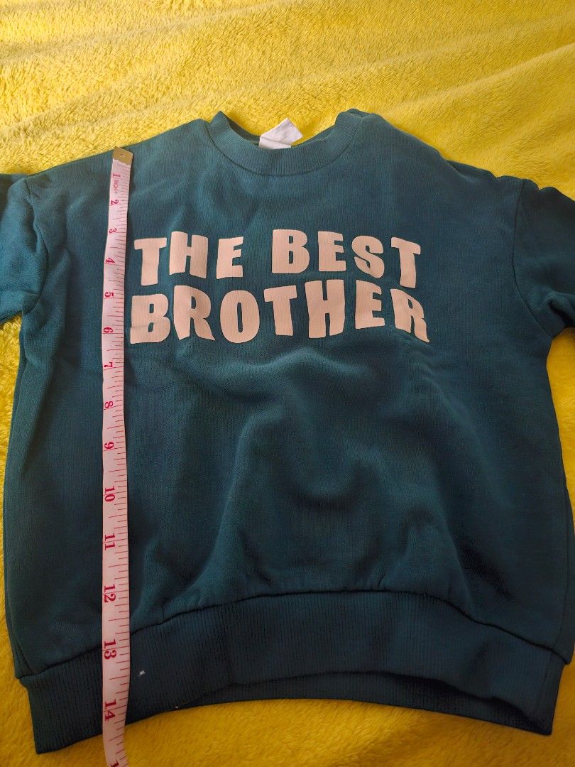 H&M The Best Brother Sweatshirt (Category: Babies & Kids Fashion) located in Manila. Submitted by kpayum (Listing ID 1414327639, Image 2). Description: - H&M cotton sweatshirt - Color: Dark green - Design: "THE BEST BROTHER" print - Features: Long sleeves, round neck - Size: 2-3Y/98 - Condition: brand new tagged was removed never been used.