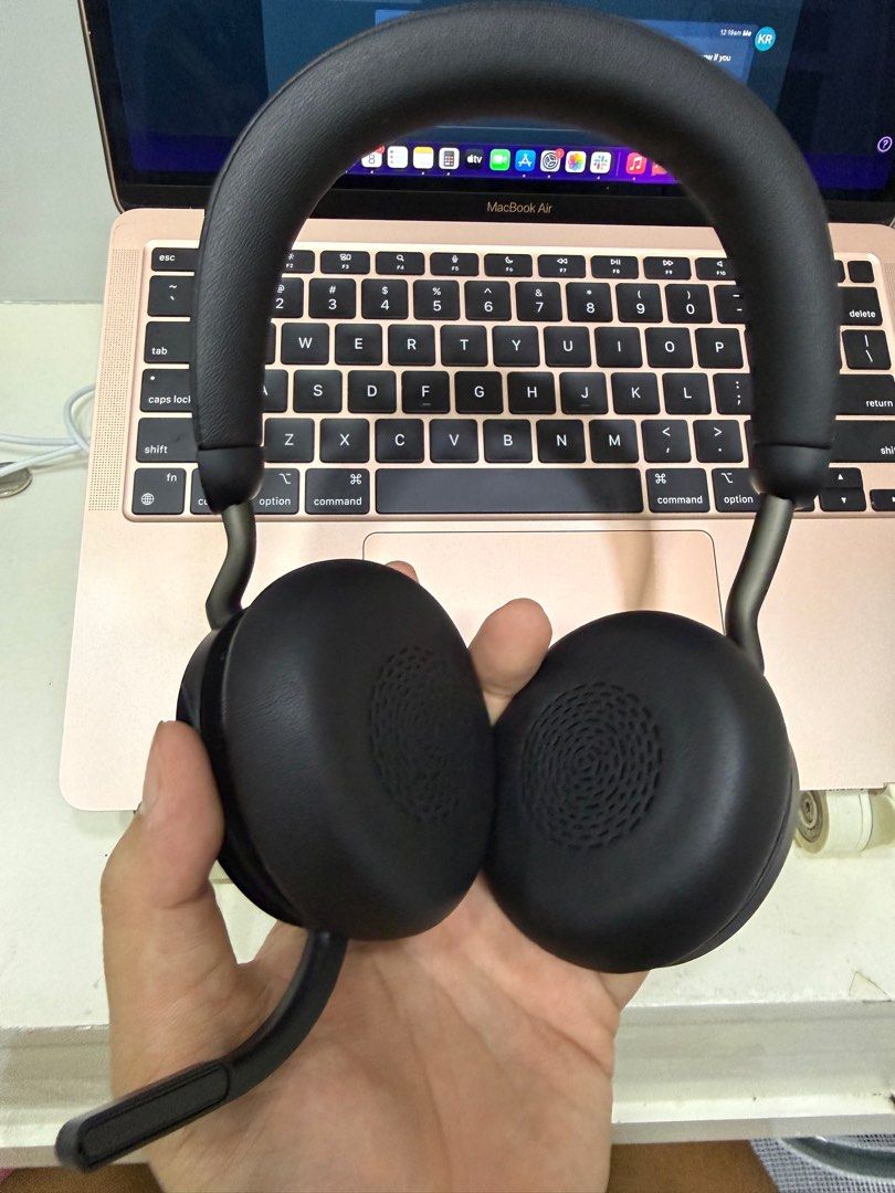 Jabra Evolve2 75 Wireless Headphones (Category: Headphones & Headsets) located in Quezon City. Submitted by xtian000000003 (Listing ID 1414405592, Image 3). Description: - Jabra Evolve2 85 Wireless Headphones - Color: Black - Features a built-in microphone - Includes a carrying bag - Circular earcup design - Padded headband for comfort Used for 1 week. No box. RFS: I prefer my over ear Sony’s. Meet Up: SM North, Cubao, Clark Pampanga.