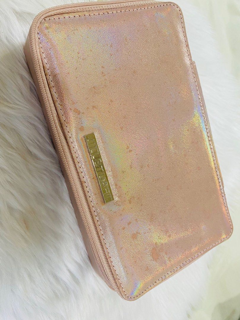 JILL STUART COMPLETE PALETTE (Category: Makeup) located in Pagsanjan. Submitted by lavishbyji22912 (Listing ID 1414424105, Image 3). Description: AUTHENTIC BRAND NEW FLAWS: ung leather lanvg may fading pero hindi sya bakbak never used super bago see photos.