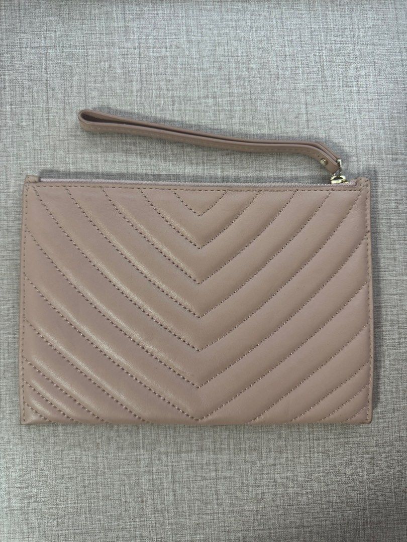 Kate Spade pouch (Category: Luxury Bags & Wallets) located in Manila. Submitted by mightyhawk-a7ef (Listing ID 1414388562, Image 2). Description: rfs: declutter .