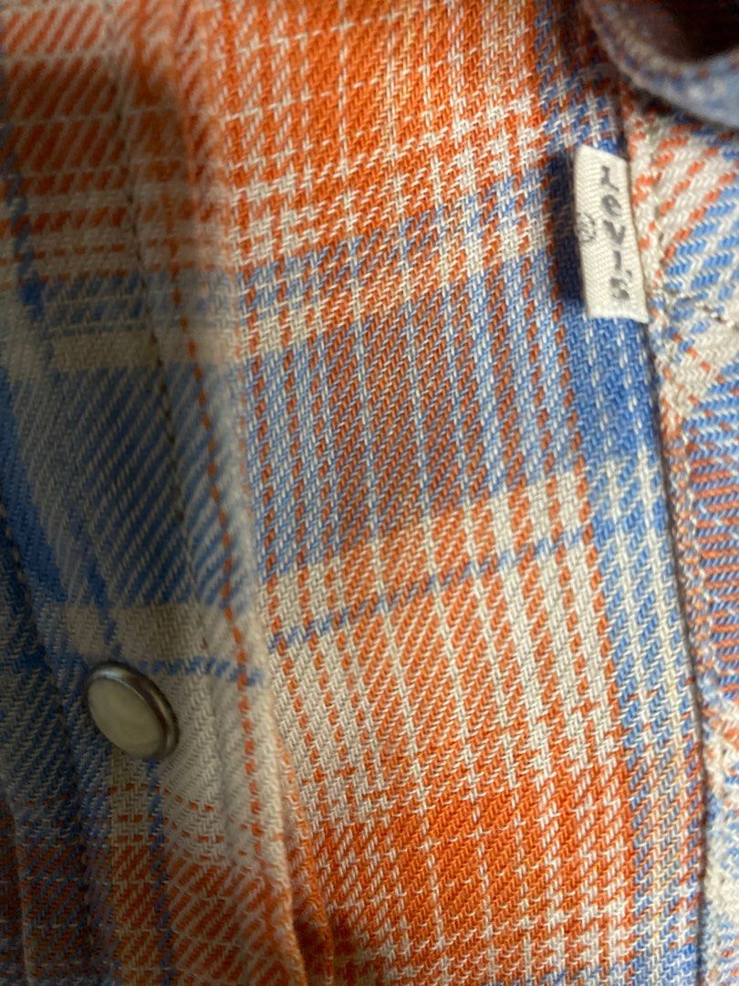 Levis (Category: Shirts) located in Johor Bahru. Submitted by poketfunforshake (Listing ID 1414430004, Image 3). Description: Negotiable.