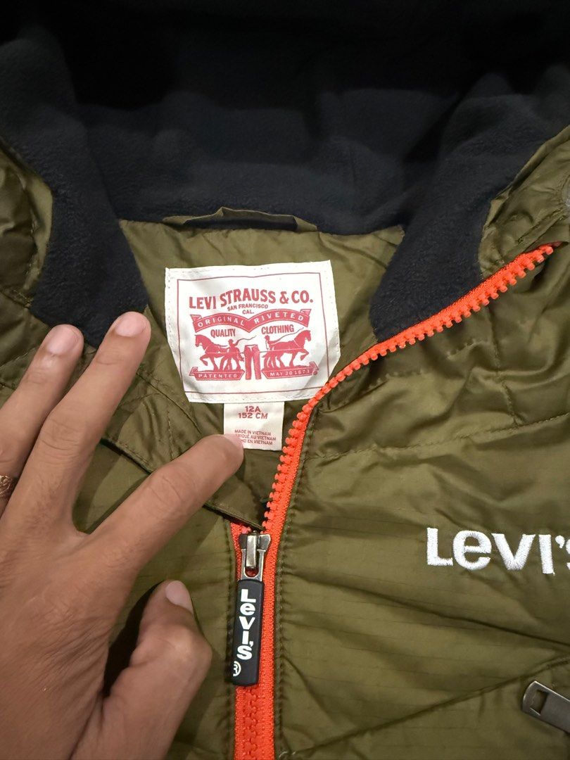 levis boys jacket (Category: Coats, Jackets and Outerwear) located in Santiago. Submitted by immikehell (Listing ID 1414257140, Image 3). Description: levis puffed jacket boys 12a 152cm good as new.
