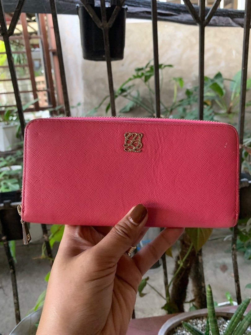 LQ Pink Zip Around Wallet (Category: Luxury Bags & Wallets) located in Aliaga. Submitted by ukaybags2428 (Listing ID 1414267574, Image 1). Description: - Loewe pink zip-around wallet - Gold-tone zipper and logo - Multiple card slots - Zippered compartment - Textured leather-like material - Patterned interior lining.