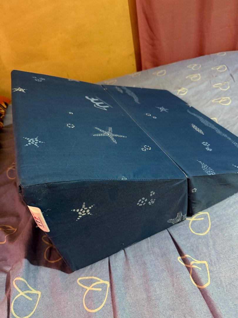 Mandaue Foam Mega Wedge Pillow (Category: Bedding & Towels) located in Paranaque City. Submitted by exosb (Listing ID 1414256448, Image 1). Description: Measurement: 12x24x24 Inches.