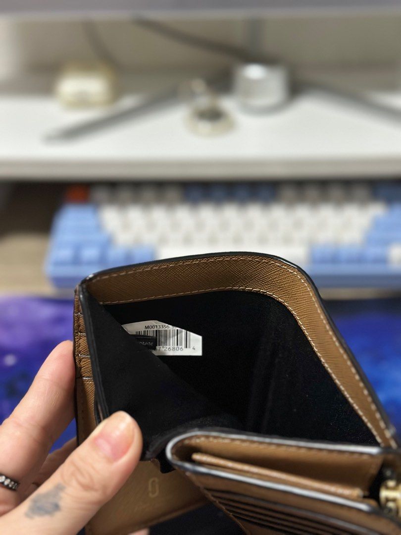 Marc Jacob snapshot wallet (Category: Luxury Bags & Wallets) located in Angeles City. Submitted by kinadi051390 (Listing ID 1414411291, Image 2). Description: .