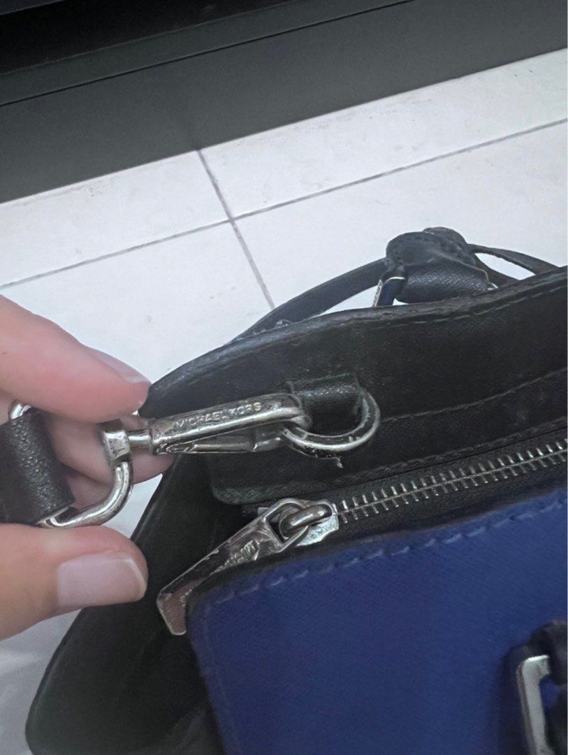 MK Bundle (Category: Cross-body Bags) located in Ayer Keroh. Submitted by khai_sol (Listing ID 1414336143, Image 2). Description: beli bundle.