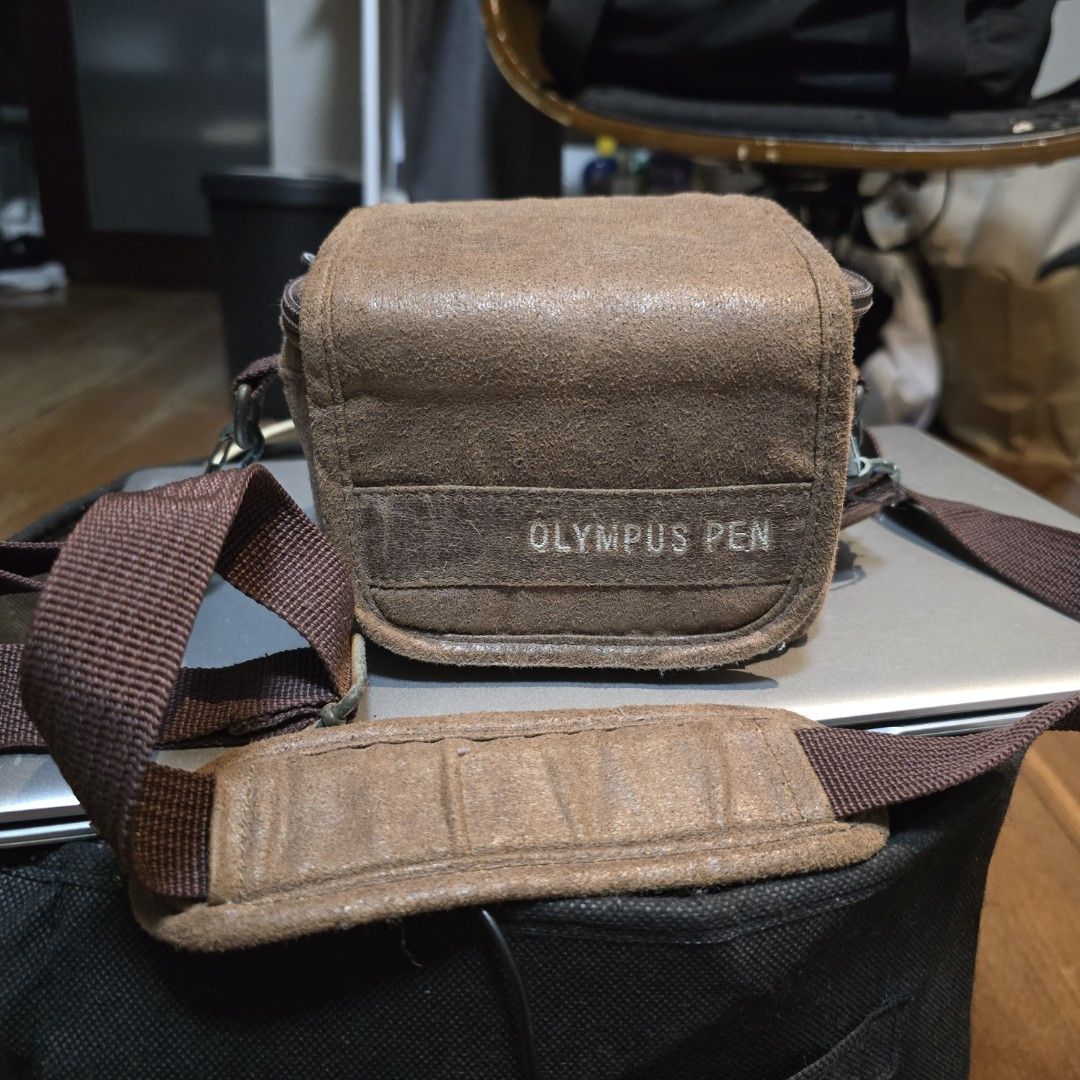 Olympus Pen Classic Authentic camera bag (Category: Camera Bags & Carriers) located in Quezon City. Submitted by meistervelli (Listing ID 1414380334, Image 1). Description: Rare classic camera bag olympus pen qc area 1200 php.