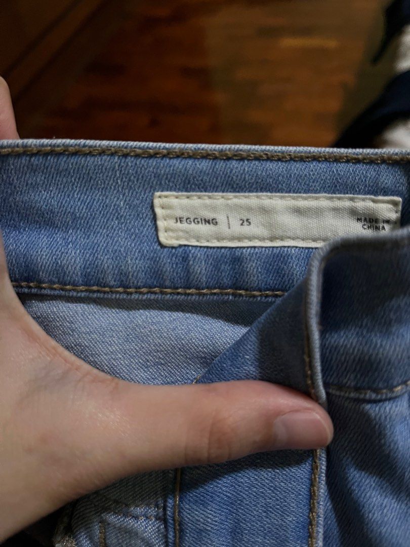 PacSun Jegging Jeans Size 25 (Category: Jeans) located in Quezon City. Submitted by dietmountaindew_00 (Listing ID 1414350890, Image 2). Description: - PacSun jegging jeans, US brand - Light blue color - Size 25 - Slim fit - Classic five-pocket design - Button and zipper closure - Medium-weight denim - Not Zara, Mango, Brandy Melville, Bershka, Monki, Stradivarius.