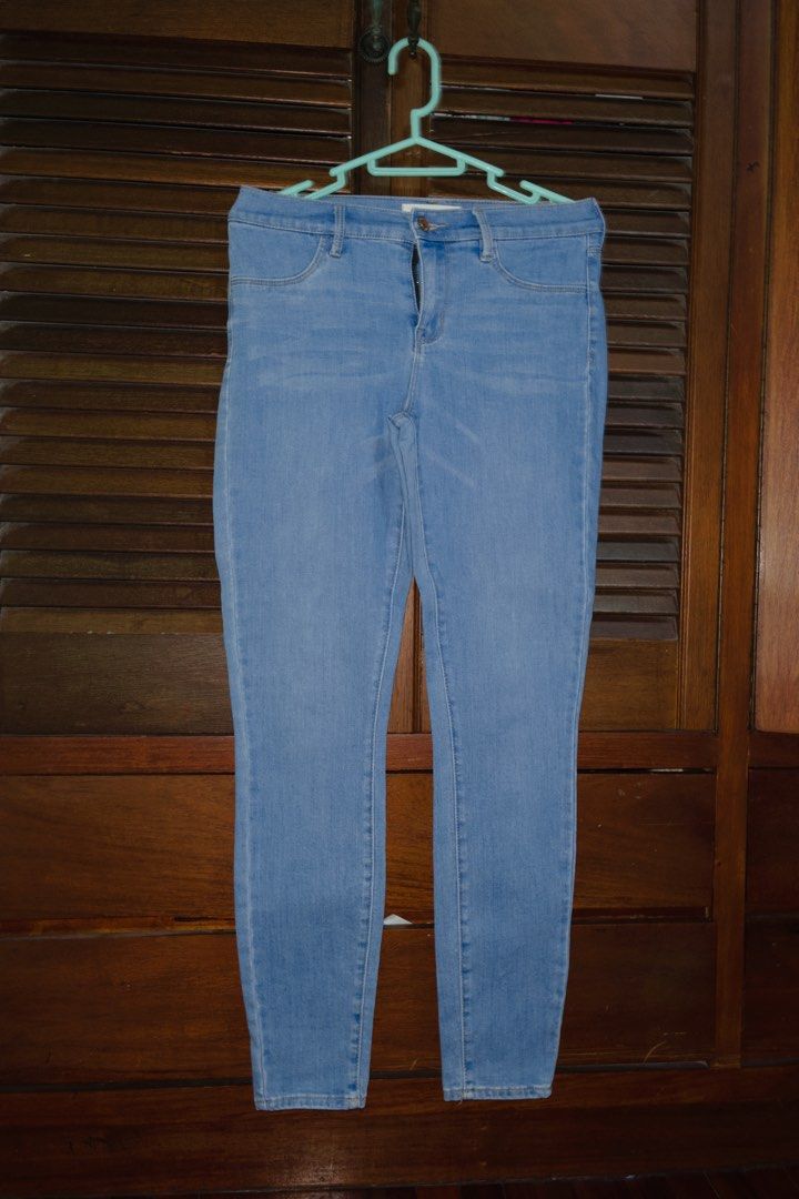 PacSun Jegging Jeans Size 25 (Category: Jeans) located in Quezon City. Submitted by dietmountaindew_00 (Listing ID 1414350890, Image 1). Description: - PacSun jegging jeans, US brand - Light blue color - Size 25 - Slim fit - Classic five-pocket design - Button and zipper closure - Medium-weight denim - Not Zara, Mango, Brandy Melville, Bershka, Monki, Stradivarius.