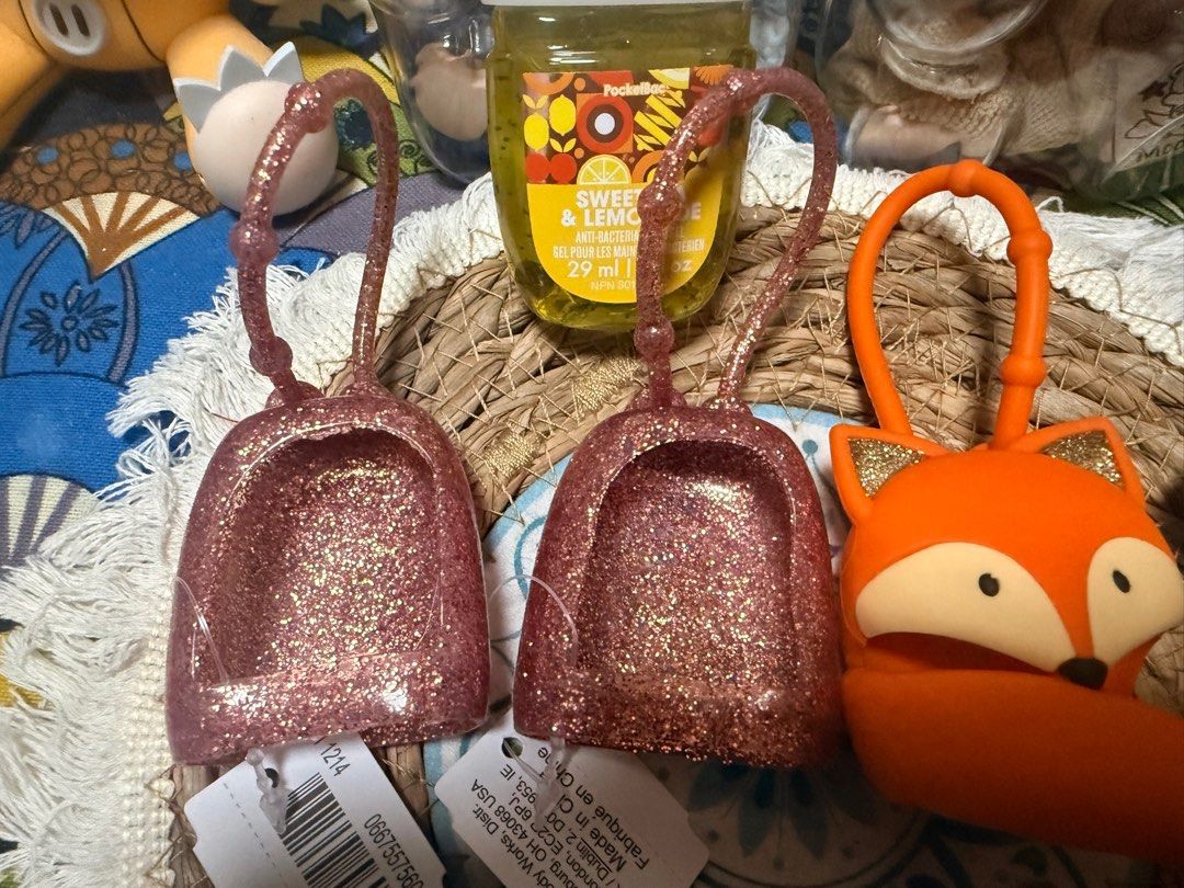S.G.D. BBW Bath & Body Works PocketBac 消毒搓手液套正品任驗（舊客加購價$10） （分類：健康及美容 - 消毒）位於 Hong Kong。 由 shopaholics_good_deal 提交（商品編號 1414410425，圖片 3）。簡介： S.G.D. BBW Bath & Body Works PocketBac 消毒搓手液套正品任驗（舊客加購價$10） 6 JAN UPDATES: 只剩粉紅色閃粉x 2 雪人 x2(雪人$40） -所有購物送隨機Sephora tester或小禮物一份❤️ -我們前身就是很多年前Yahoo的一間經營了9年有過千好評而且零負評既小店，早兩年被提名入到全球”Shops1000”並設有Facebook專頁，用戶名稱：s.g.d.ericarosary 歡迎瀏覽。 -雖然因身體抱恙的關係，店子暫停營運了好久，但店主依然是那個愛購物的女生，各件貨品全新或二手均人格保證貨品為正貨，100% Authentic ，請買家