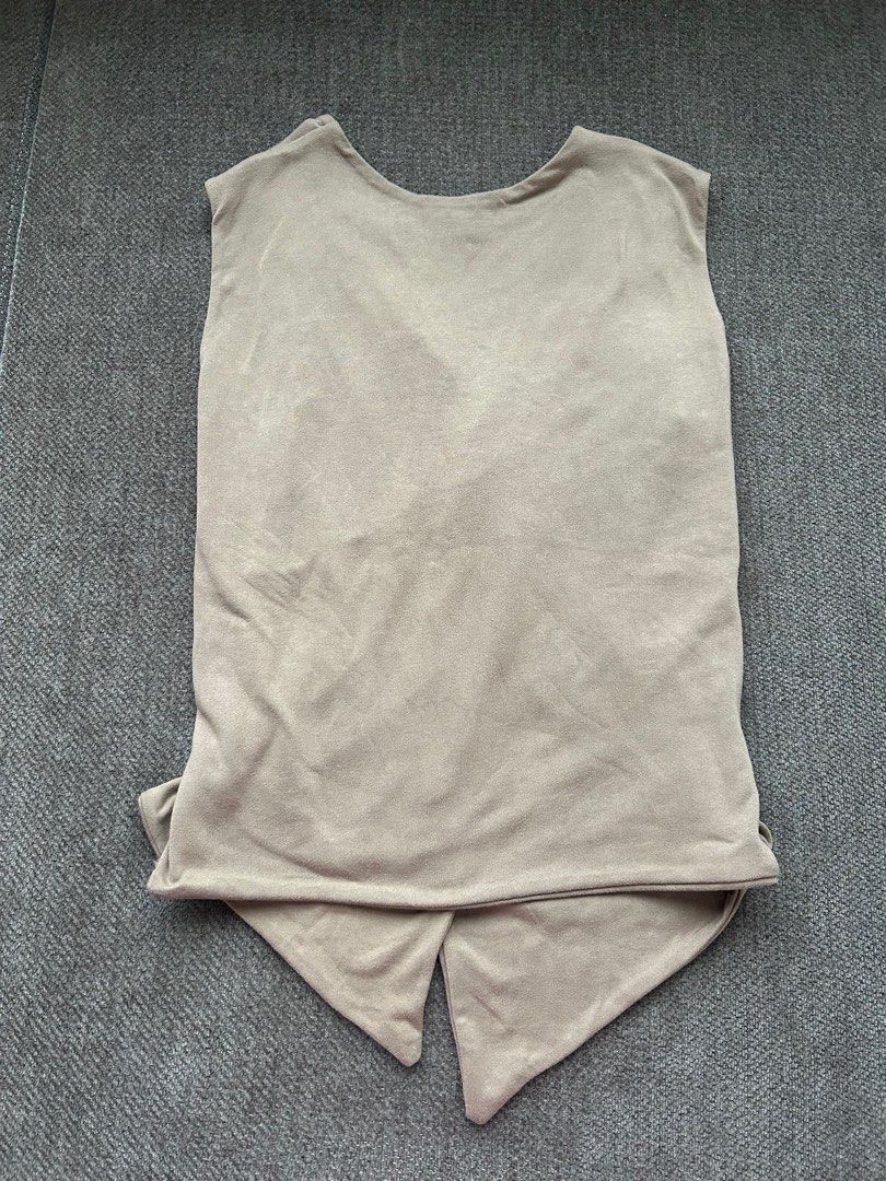 Sleeveless Top (Category: Sleeveless) located in Pasig City. Submitted by gdeclutterwithme (Listing ID 1414289097, Image 3). Description: - Elegant Sleeveless Top - Bought in the PH - Size: Small 11.8 x 18.5 dm for more details!.