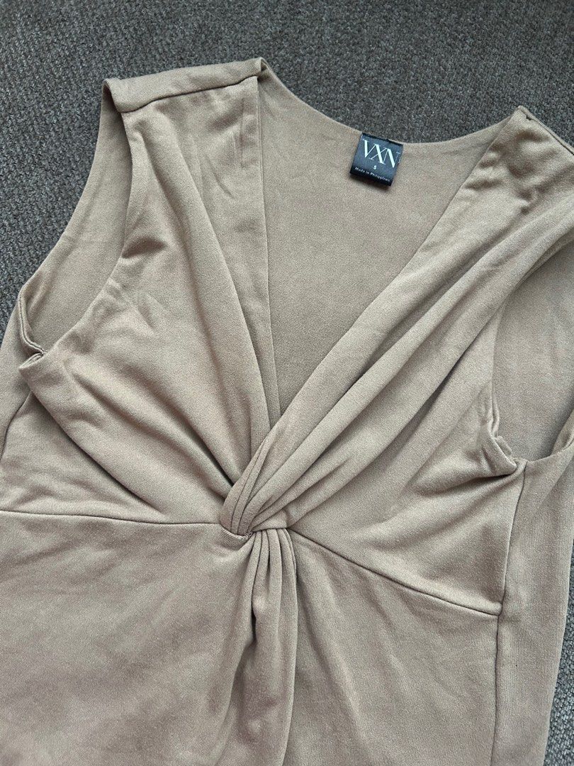 Sleeveless Top (Category: Sleeveless) located in Pasig City. Submitted by gdeclutterwithme (Listing ID 1414289097, Image 2). Description: - Elegant Sleeveless Top - Bought in the PH - Size: Small 11.8 x 18.5 dm for more details!.