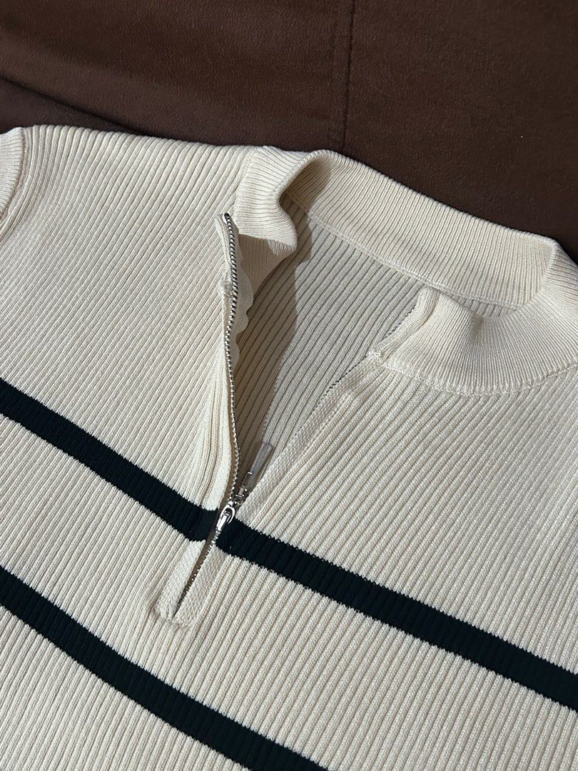 Striped Sleeveless Top with Zipper (Category: Sleeveless) located in Pasig City. Submitted by gdeclutterwithme (Listing ID 1414381214, Image 2). Description: - Classy Striped Sleeveless - Size:S-M 16 x 19 dm for more details!.