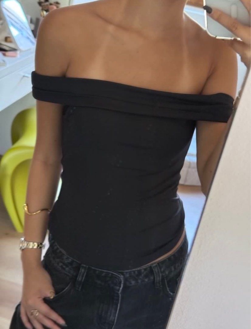 Supre Off-Shoulder Top - Black - Size S (Category: Others Tops) located in Cebu City. Submitted by declutter_ysh (Listing ID 1414439476, Image 3). Description: Supre black off-shoulder top, size S. Fitted design with a folded neckline. Made in China. Great for any occasion!.