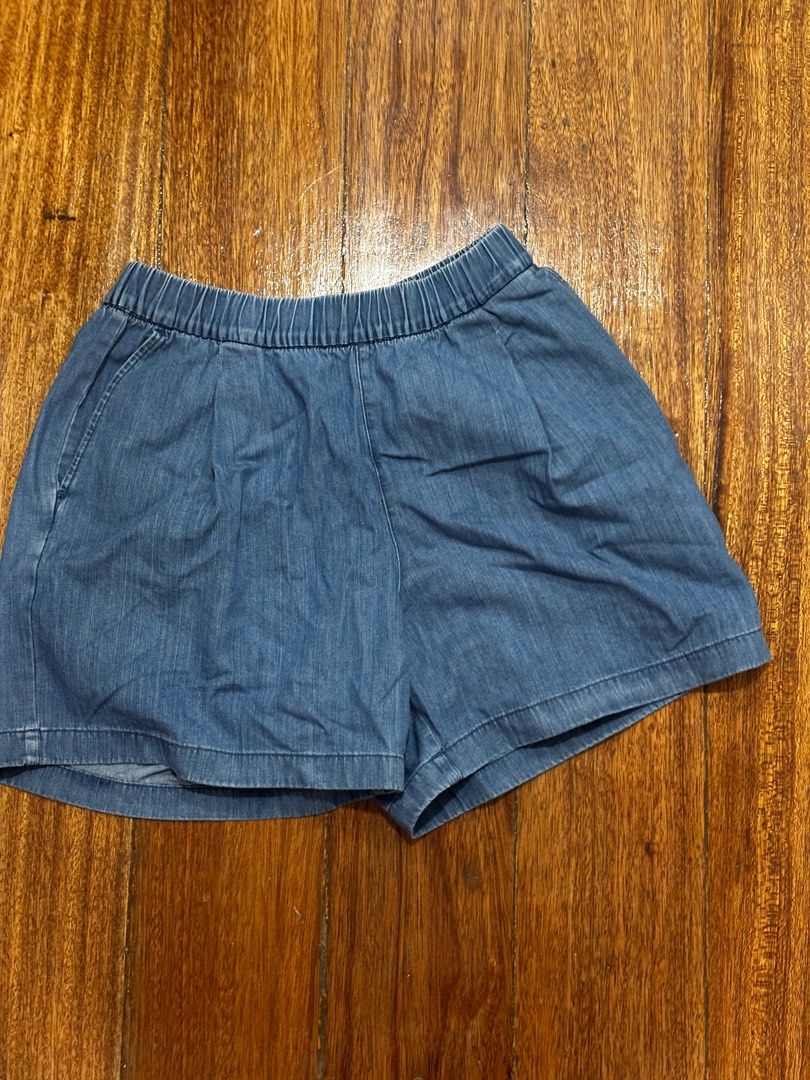 Uniqlo Soft Denim Shorts (Category: Shorts) located in Pasig City. Submitted by rbdty (Listing ID 1414322676, Image 1). Description: Uniqlo shorts denim style .