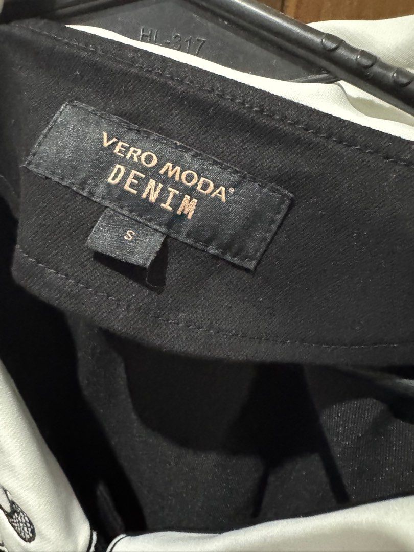 Vero Moda Black Dress with Collar (Category: Dresses) located in Quezon City. Submitted by amcart_ (Listing ID 1414387824, Image 3). Description: Size: Small Like new. Never used, fit only QC loc Nego.