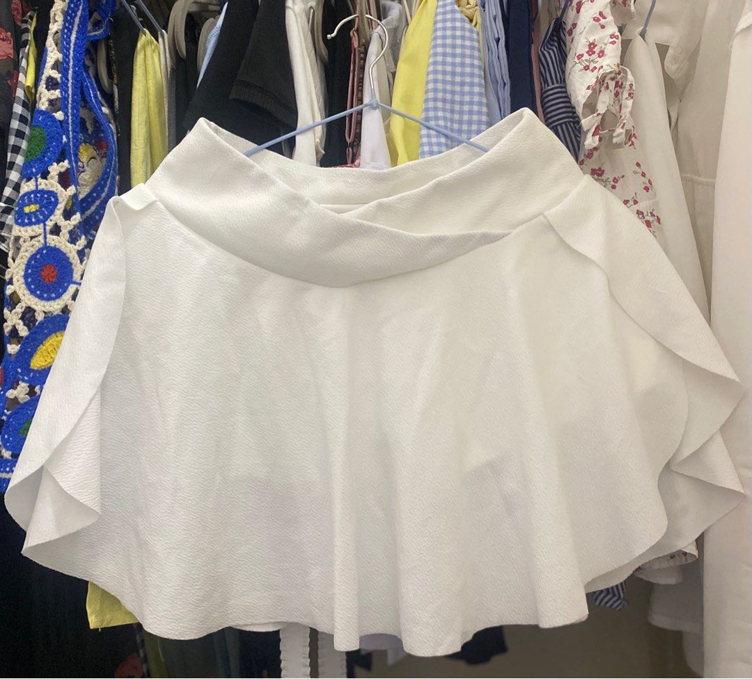 White Flared Skirt (Category: Skirts) located in Cagayan de Oro. Submitted by lhsphia (Listing ID 1414417102, Image 1). Description: White skirt with inner shorts Suitable for sports like pickleball or lawn tennis Never worn .
