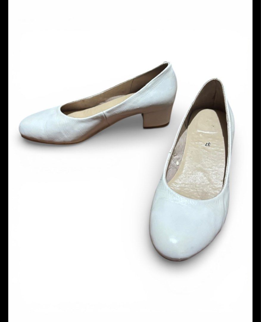 White Heels Size 37 (Category: Heels) located in Pasig City. Submitted by burtonxxx (Listing ID 1414289765, Image 2). Description: - White heels, size 37 - Low heel - Worn only during graduation practice and graduation rites - .