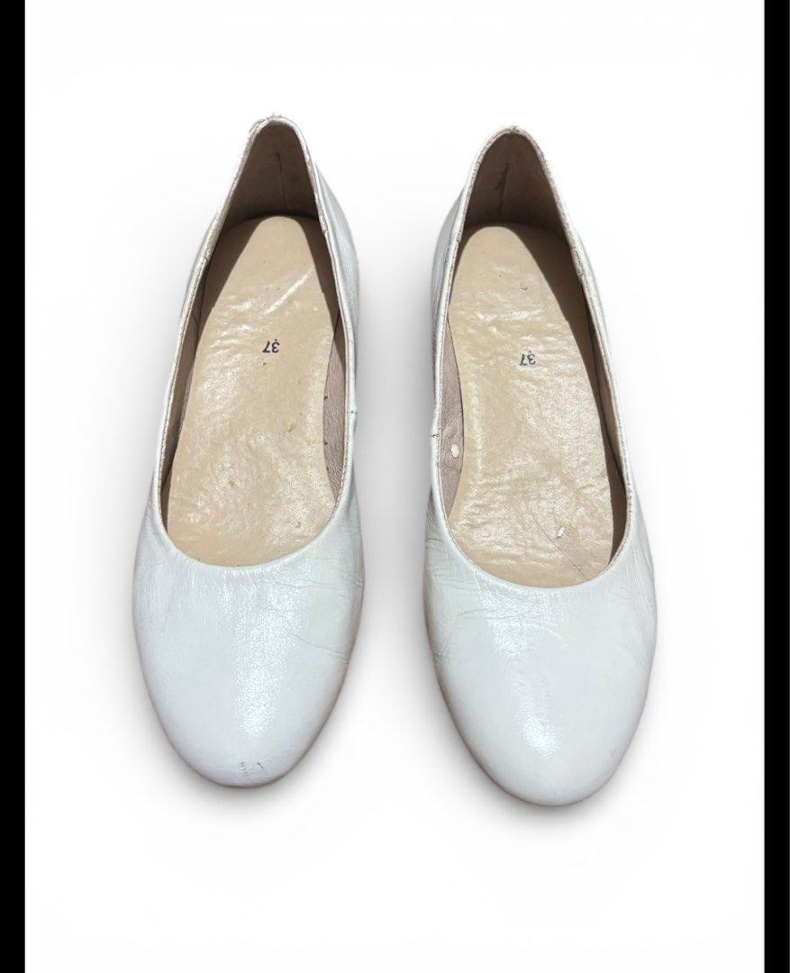 White Heels Size 37 (Category: Heels) located in Pasig City. Submitted by burtonxxx (Listing ID 1414289765, Image 1). Description: - White heels, size 37 - Low heel - Worn only during graduation practice and graduation rites - .