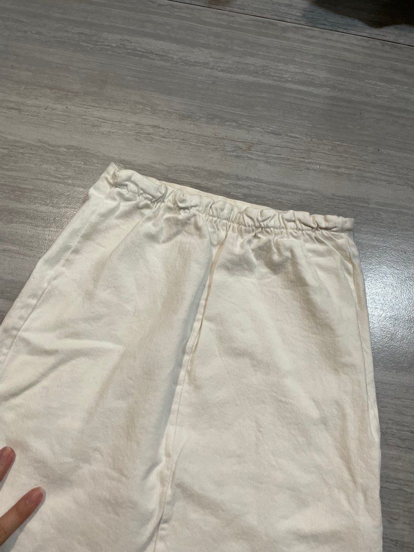 White Mini Skirt with Slits (Category: Skirts) located in Quezon City. Submitted by jackiedc (Listing ID 1414321670, Image 2). Description: .