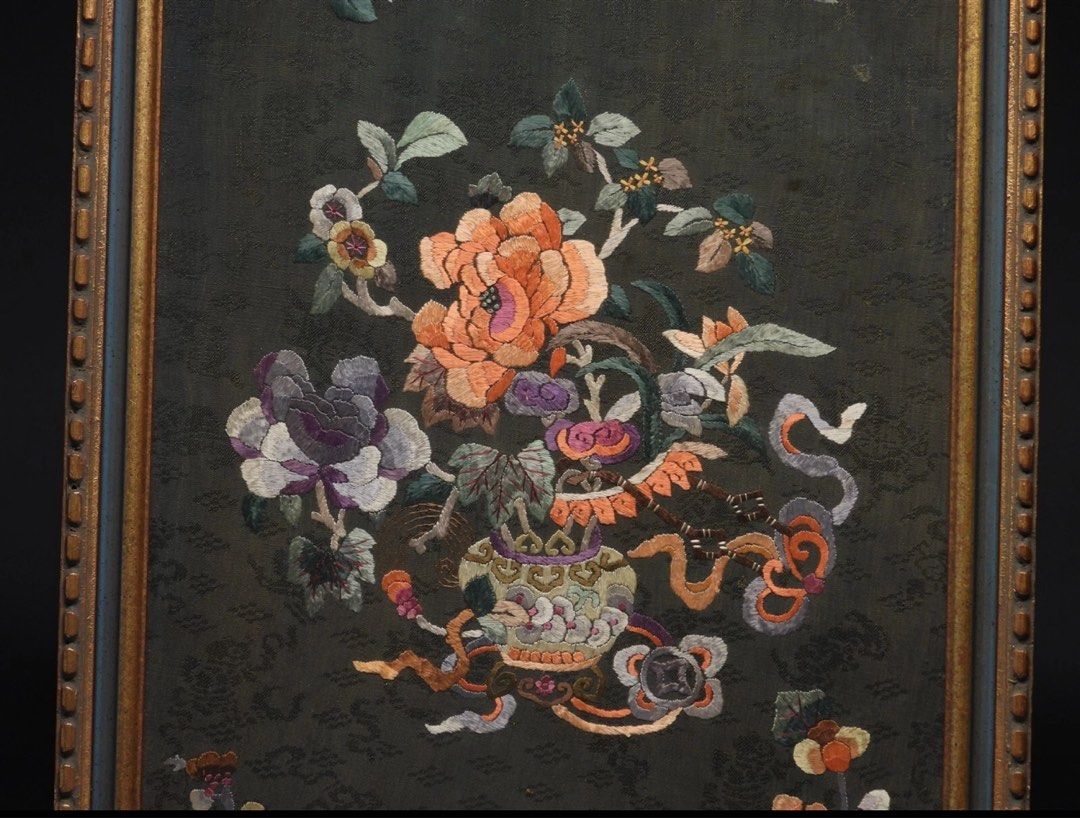 晚清刺繡 （分類：復古收藏品）位於 Hong Kong。 由 flower.grower 提交（商品編號 1414516923，圖片 3）。簡介： 晚清刺繡 清新雅致，味道古樸，折枝花卉彩繡，造型婉轉，配色艷而不俗 局部瑕疵，歲月留痕 框59x37釐米。