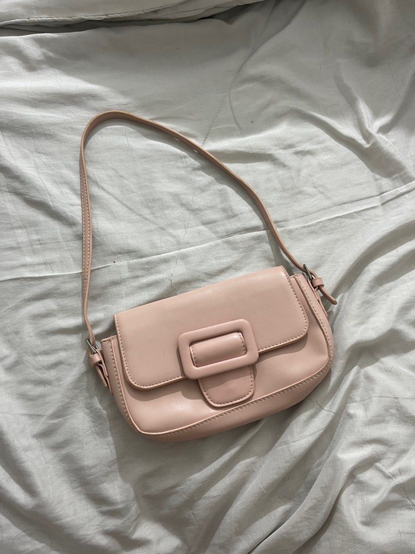 BabyPink Shoulder Bag (Category: Shoulder Bags) located in Manila. Submitted by eliesfind (Listing ID 1414605240, Image 1). Description: cute baby pink color no issues (just the removable stain) gcash payment-lalamove and jnt shipping only .
