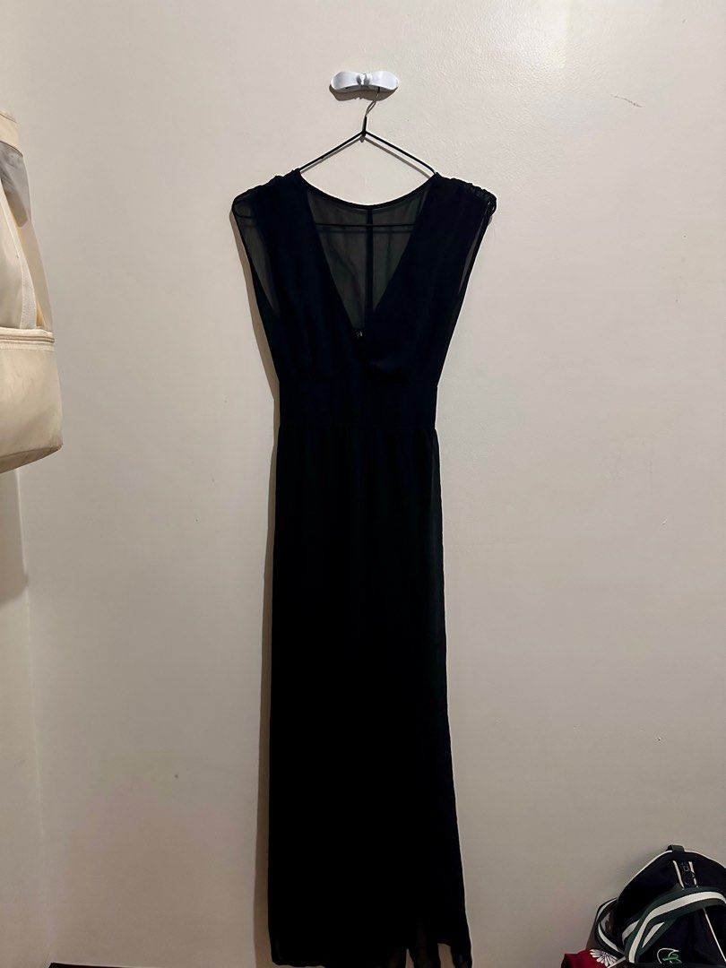 Black Sleeveless Maxi Dress (Category: Dresses) located in Calamba. Submitted by andi.love (Listing ID 1414595430, Image 1). Description: - Black maxi dress - V-neckline - Sleeveless - Fitted bodice - Flowing skirt - Side slit - Ideal for formal events.