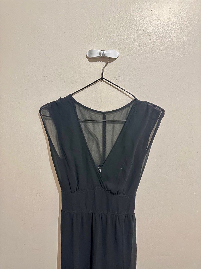 Black Sleeveless Maxi Dress (Category: Dresses) located in Calamba. Submitted by andi.love (Listing ID 1414595430, Image 2). Description: - Black maxi dress - V-neckline - Sleeveless - Fitted bodice - Flowing skirt - Side slit - Ideal for formal events.