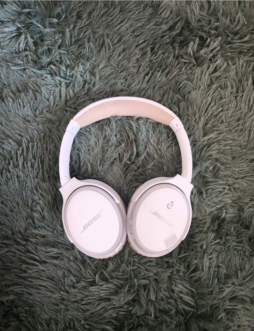 Bose Soundlink AE 2 (Category: Headphones & Headsets) located in Binan City. Submitted by ien.ien.ien (Listing ID 1414502418, Image 3). Description: - Bose Soundlink around-ear wireless headphones - Color: White and beige - Includes original box - Comfortable, cushioned design - Padded headband - Bose logo visible - Replaced muffs and bands.