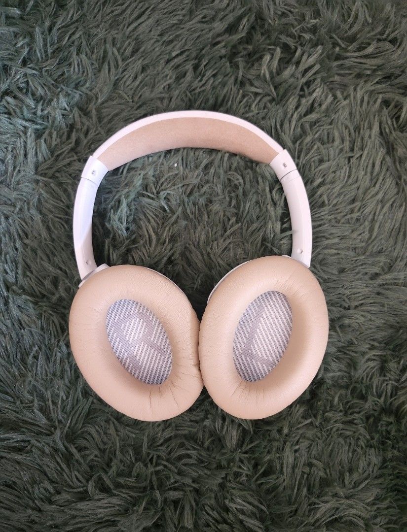 Bose Soundlink AE 2 (Category: Headphones & Headsets) located in Binan City. Submitted by ien.ien.ien (Listing ID 1414502418, Image 2). Description: - Bose Soundlink around-ear wireless headphones - Color: White and beige - Includes original box - Comfortable, cushioned design - Padded headband - Bose logo visible - Replaced muffs and bands.